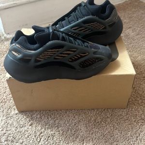 I am selling slightly worn yeezy 700 v3 but damaged box for $350